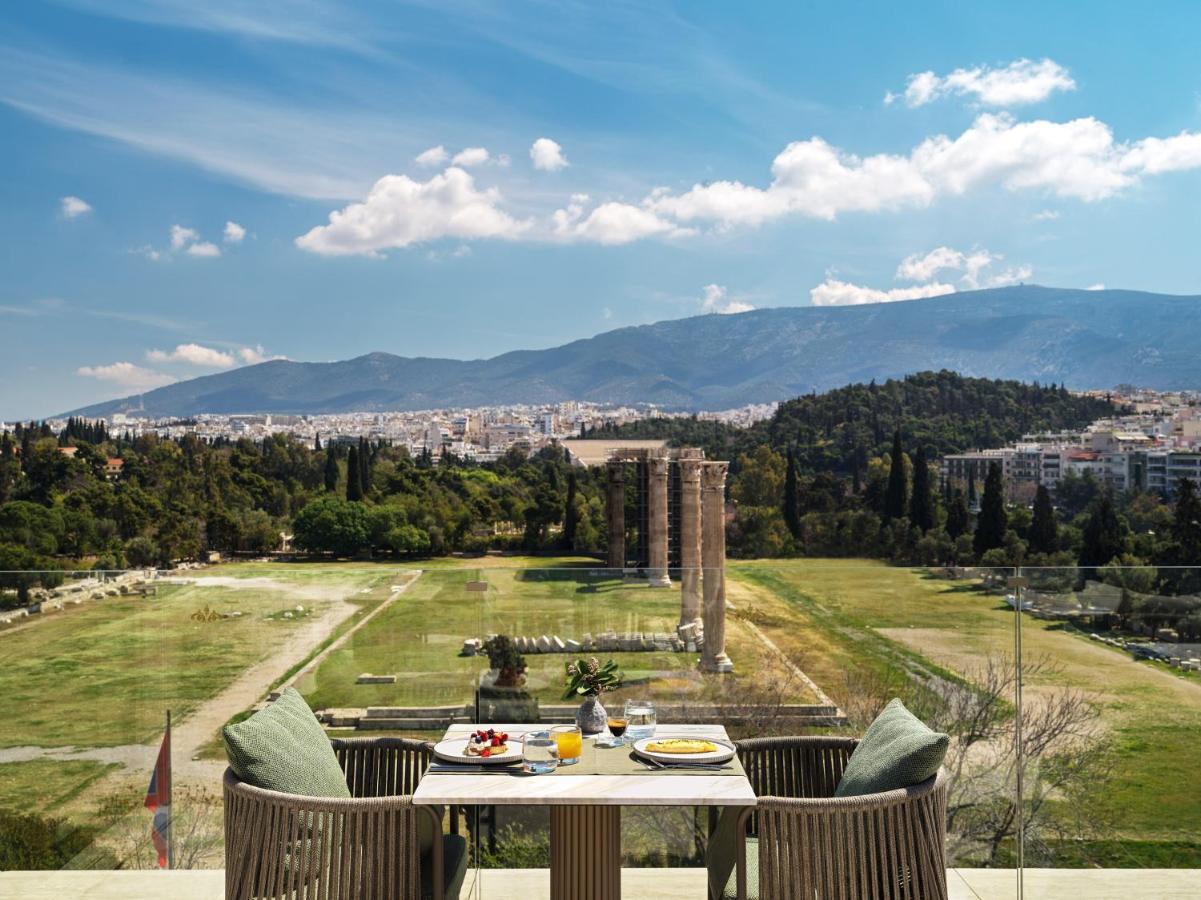 een tafel en stoelen met uitzicht op een stad bij Anthology of Athens, The Leading Hotels of the World in Athene