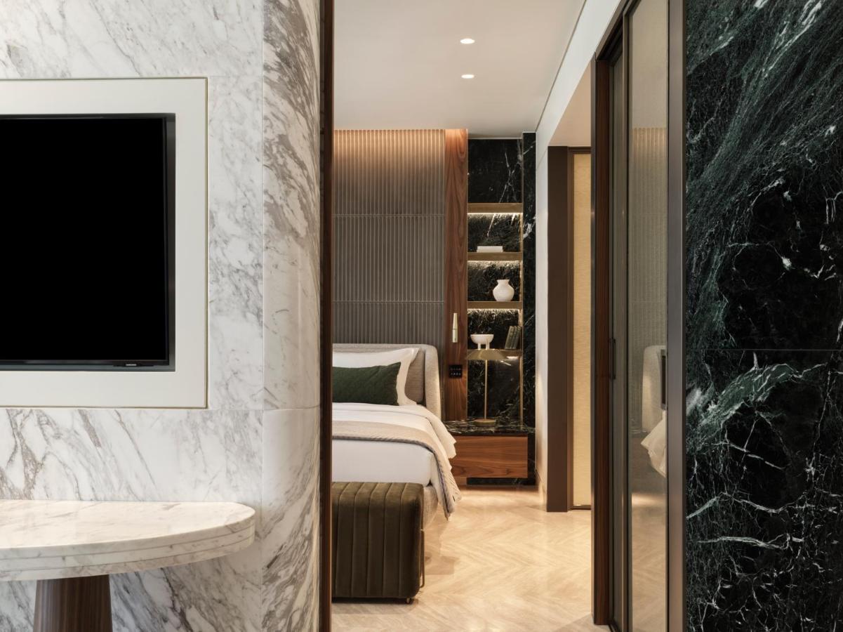 een hotelkamer met een bed en een tv bij Anthology of Athens, The Leading Hotels of the World in Athene