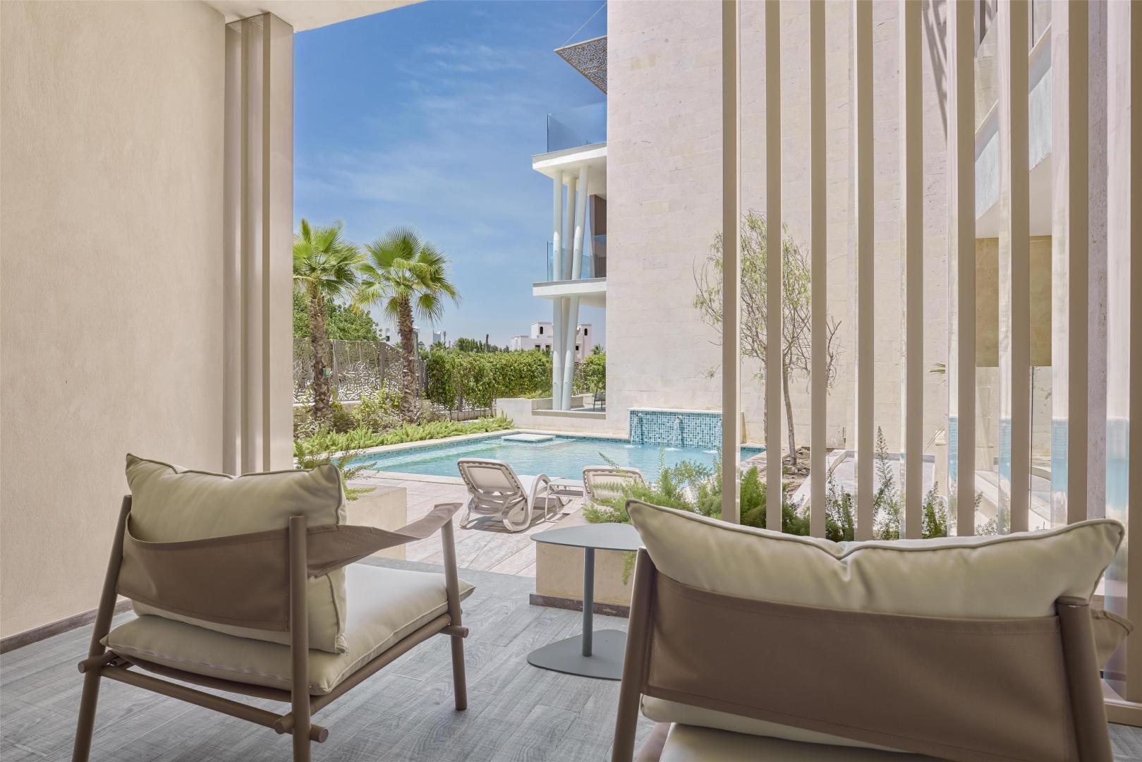 Buitenzwembad met ligbedden — DoubleTree by Hilton Mangroovy El Gouna Resort