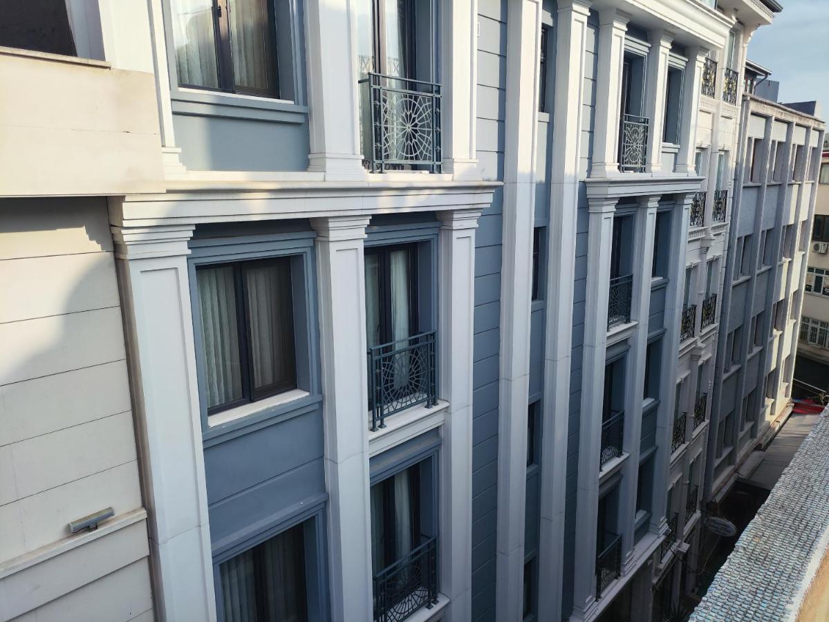 een gebouw met ramen en balkons aan een straat bij Hotel Esve Istanbul in Istanbul