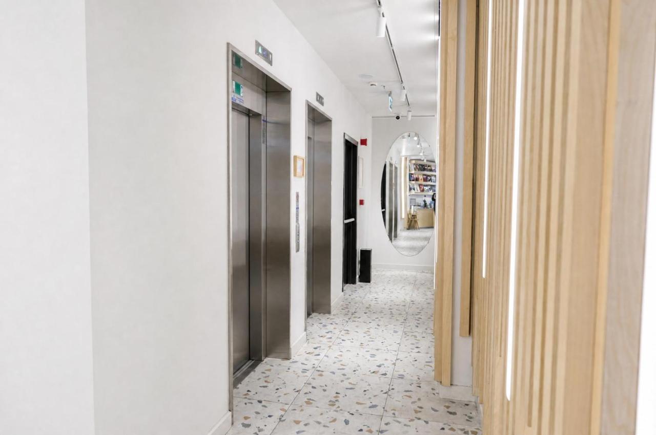 een gang met witte muren en een tegelvloer bij Bird Nest Suites in Istanbul