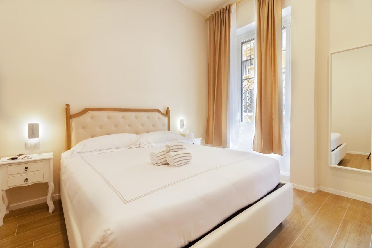 een witte slaapkamer met een groot bed en een raam bij Hotel Domus Rome in Rome