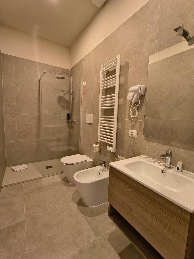 een badkamer met een wastafel, een toilet en een douche bij Hotel Domus Rome in Rome