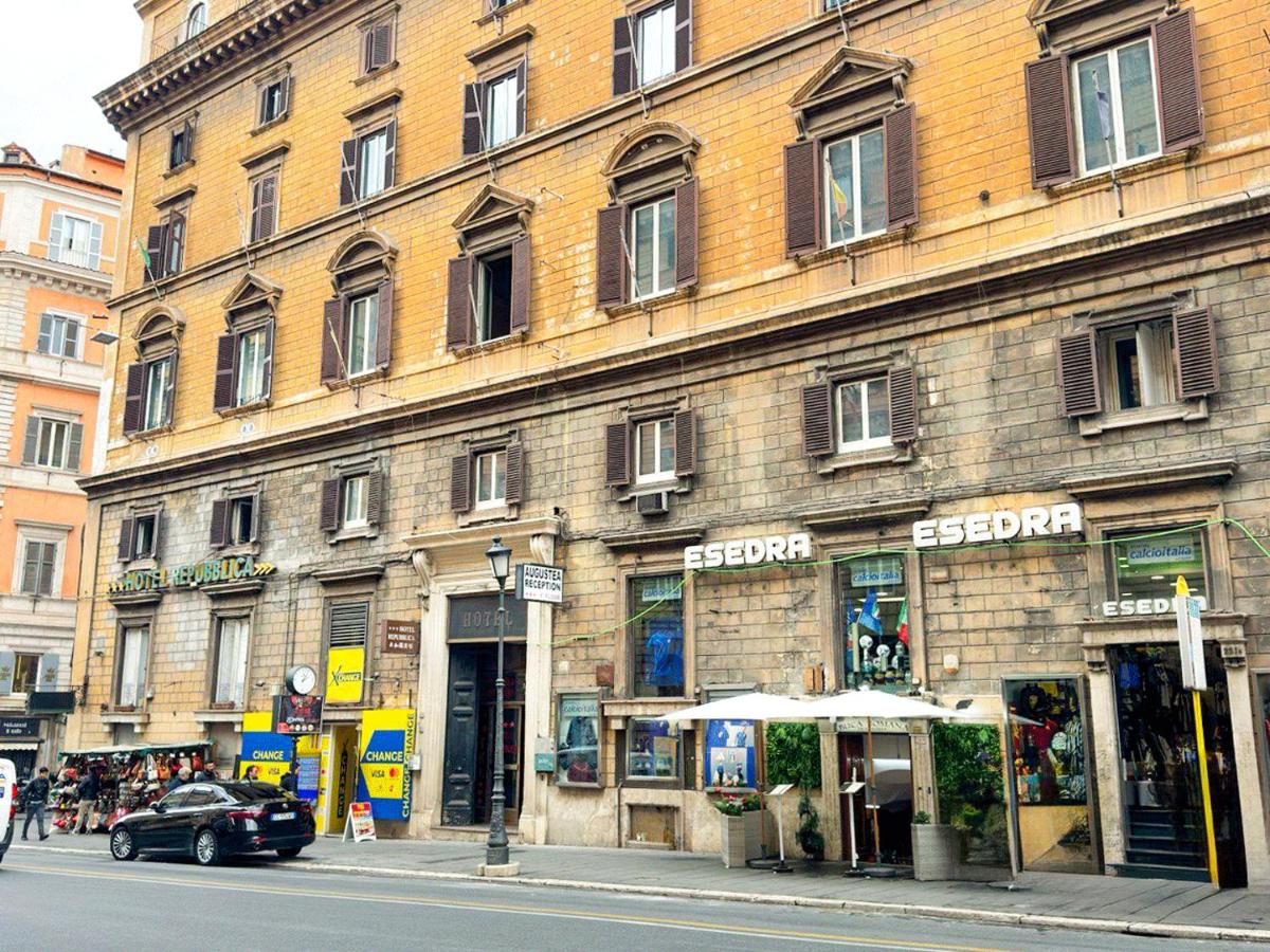 een groot bakstenen gebouw aan een stadsstraat bij Hotel Domus Rome in Rome