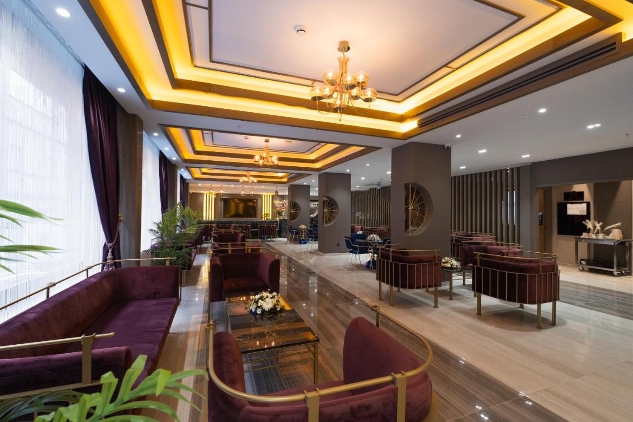 een hotellobby met banken en tafels bij Buke Hotel Bomonti in Istanbul