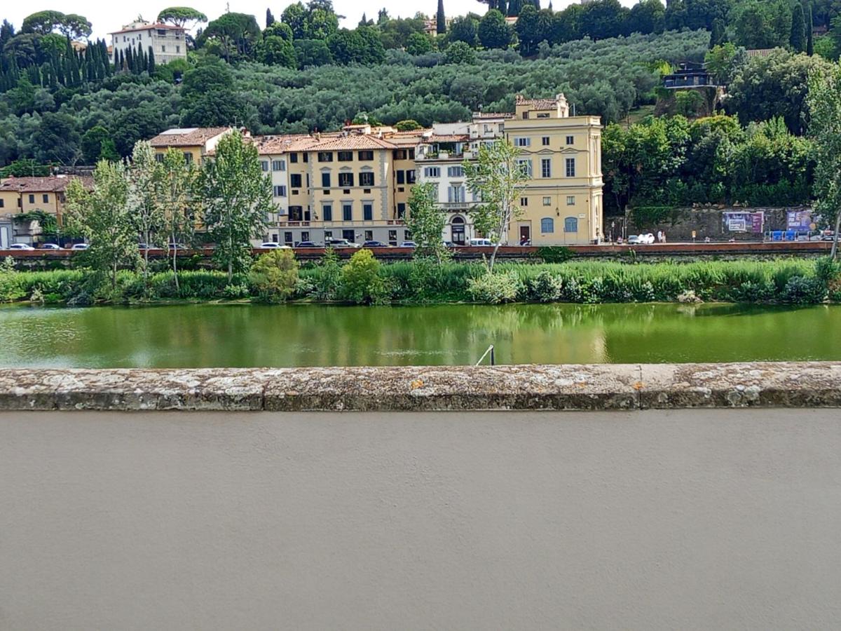 een groot wateroppervlak met gebouwen op de achtergrond bij LE RÊVE DE NAIM Firenze in Florence +20 foto's