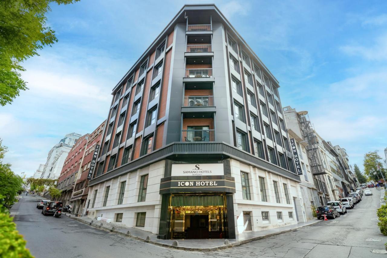 een hoog gebouw in een stadsstraat met geparkeerde auto's bij Icon Hotel Bomonti in Istanbul