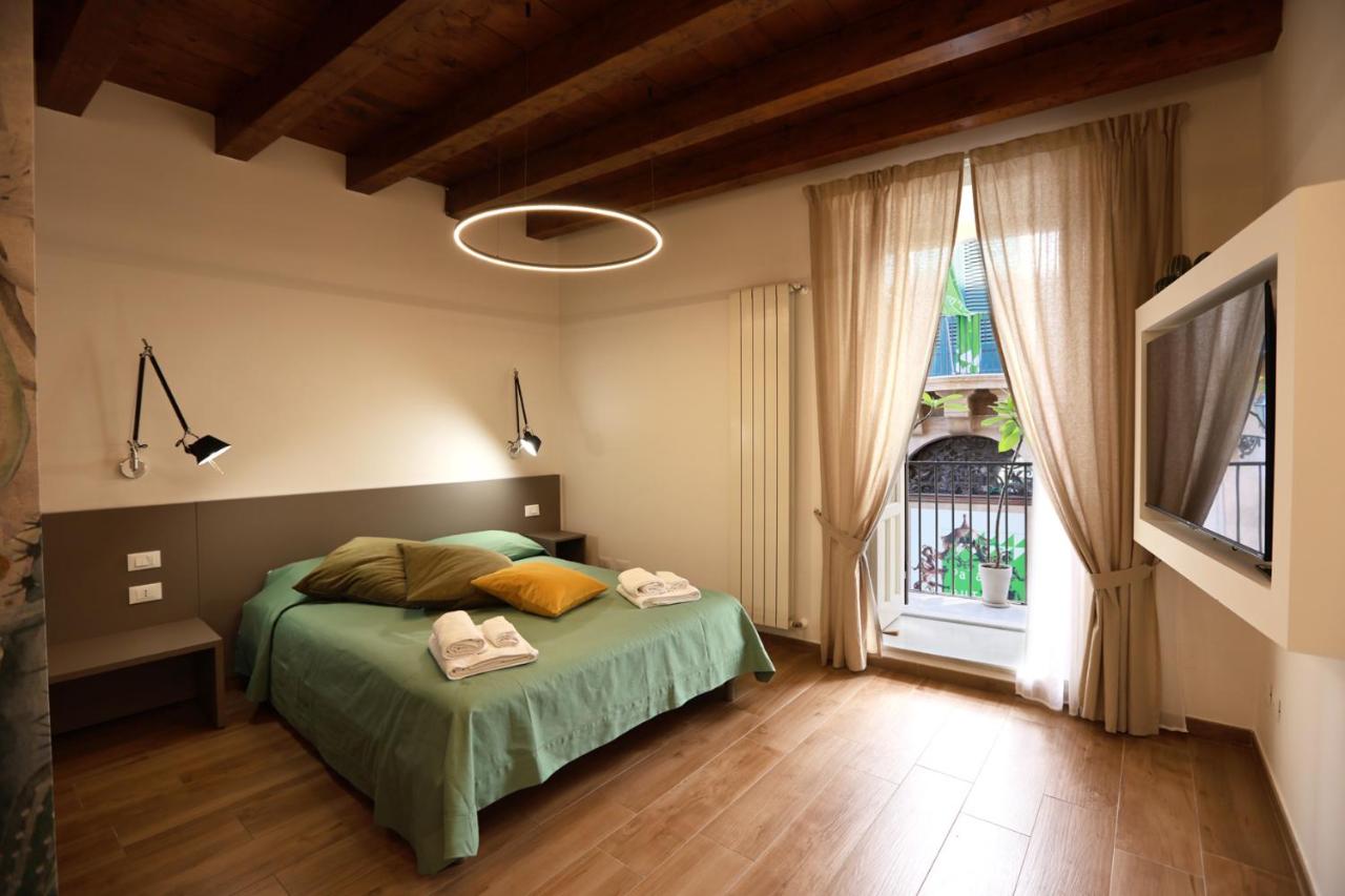 een slaapkamer met een groen bed en een raam bij Oasi Porta Felice in Palermo