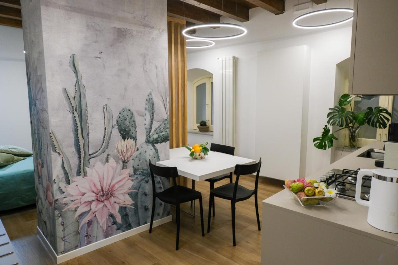 een keuken met een tafel en stoelen in een kamer bij Oasi Porta Felice in Palermo +12 foto's