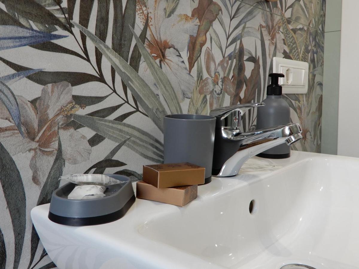 een wastafel in de badkamer met een föhn en een zeepdispenser bij Middle Town Palace in Tropea +90 foto's