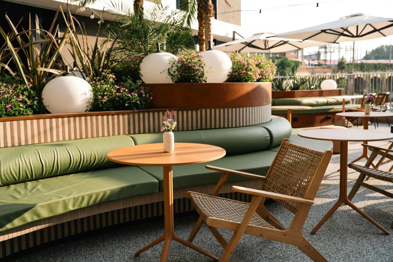 een zitgedeelte met tafels en stoelen in een restaurant bij The Social Hub Rome in Rome
