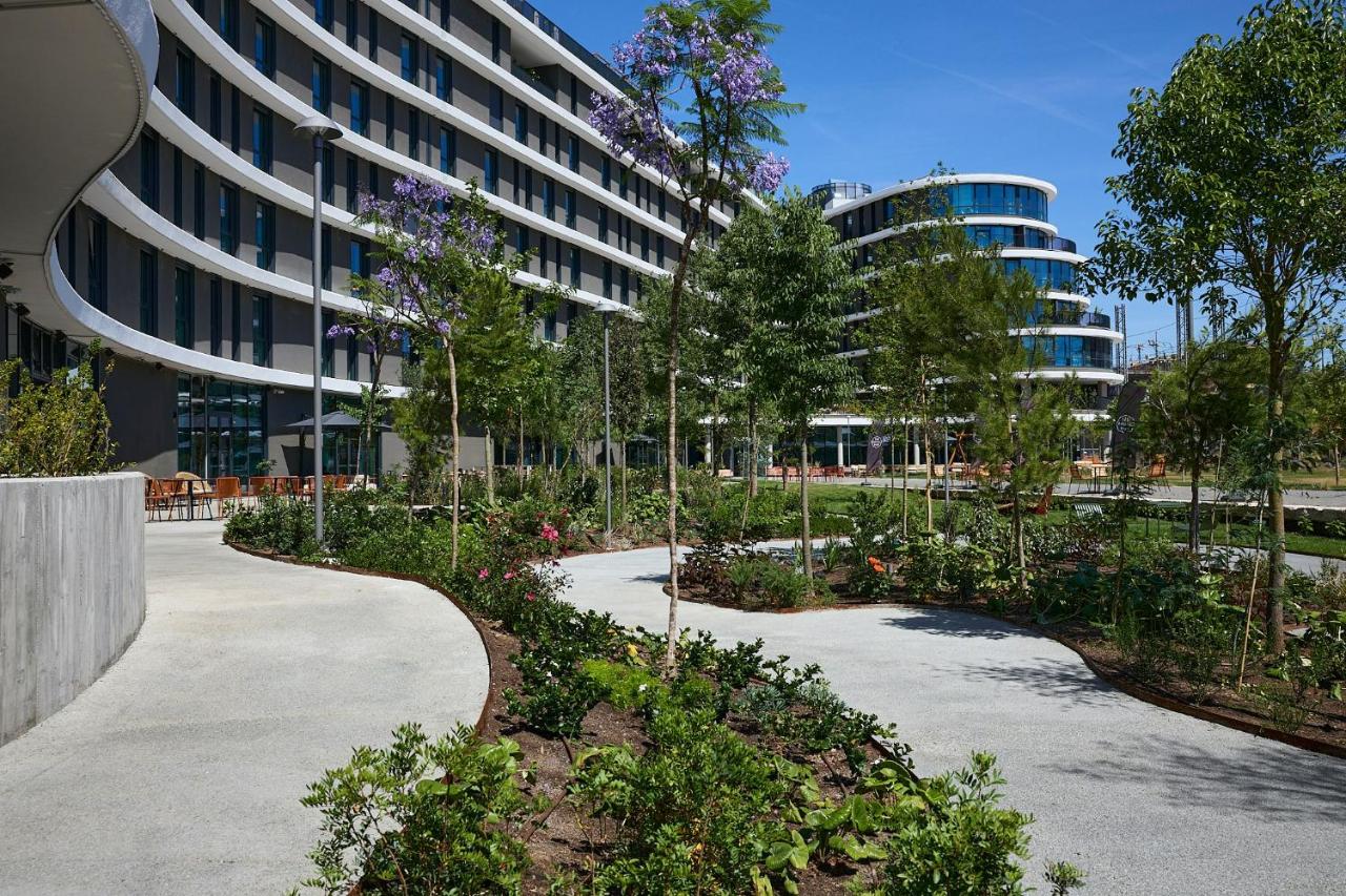 een gebouw met een tuin ervoor bij The Social Hub Rome in Rome