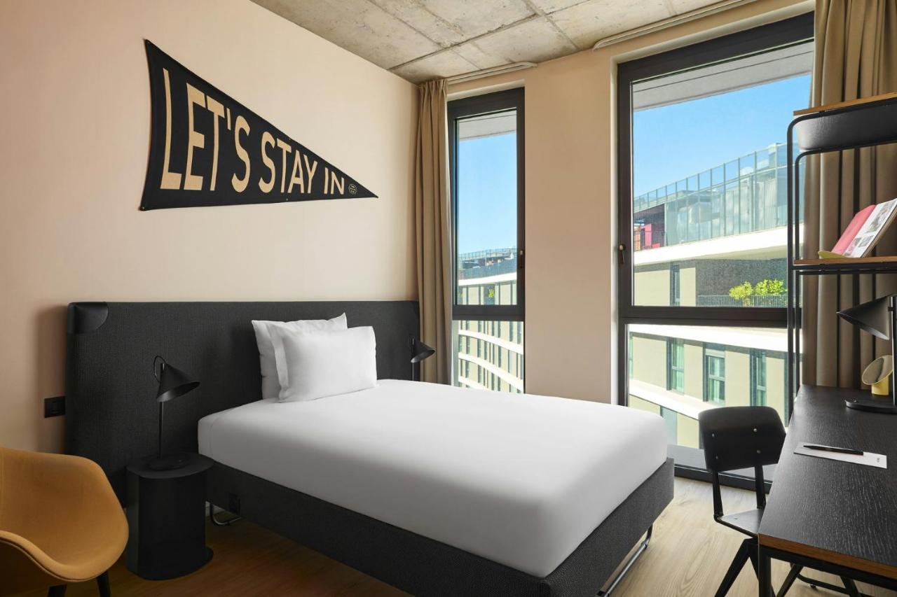 een slaapkamer met een wit bed en een raam bij The Social Hub Rome in Rome