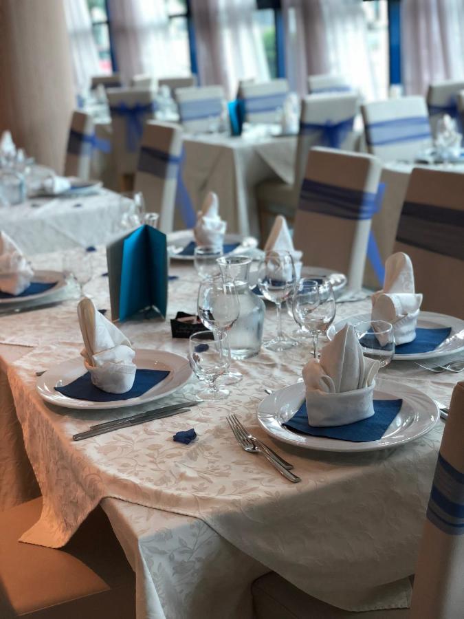 een tafel met borden en wijnglazen erop bij Lido Hotel Residence in Cesenatico