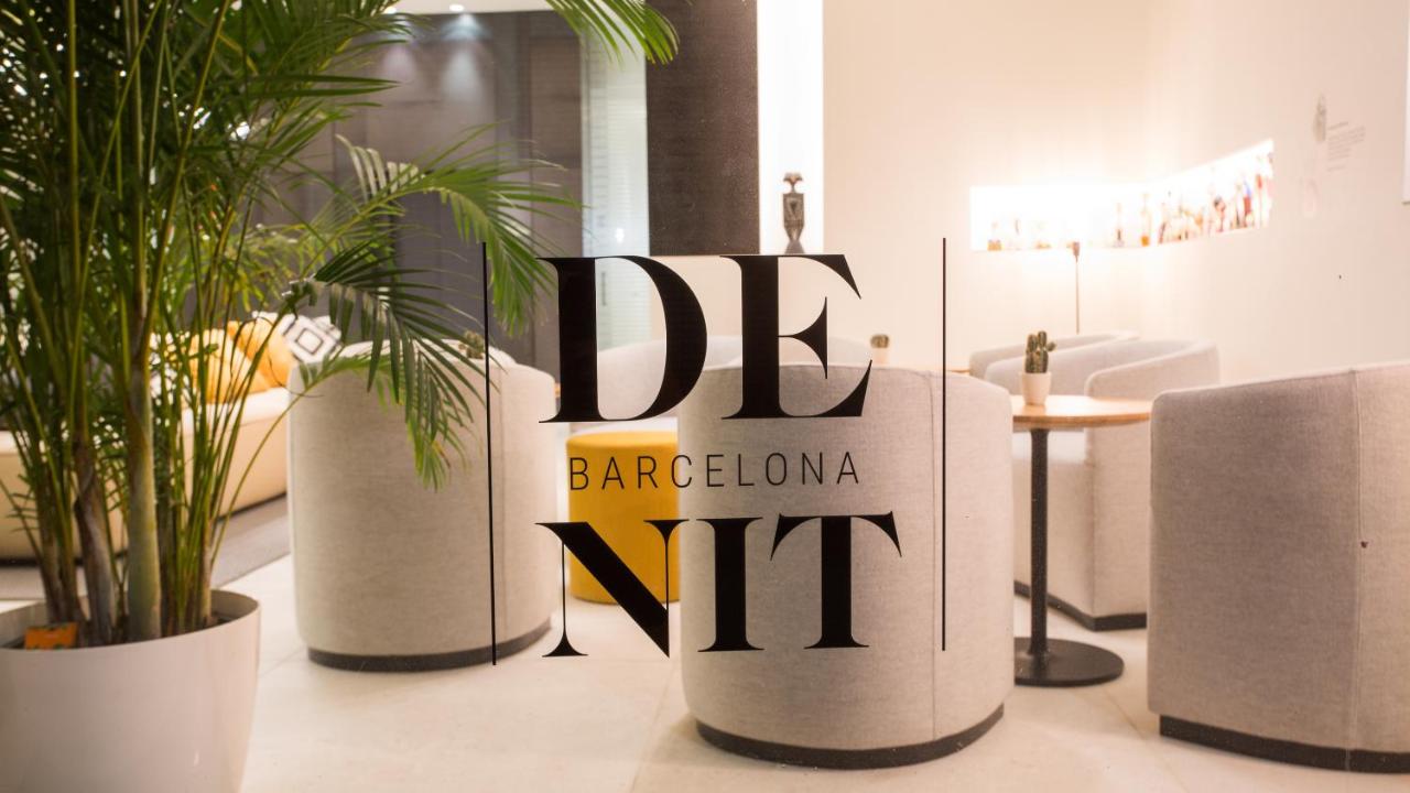 een bordje met de tekst 'Dr. Barcelonamite' in een kamer met planten bij Hotel Denit Barcelona in Barcelona
