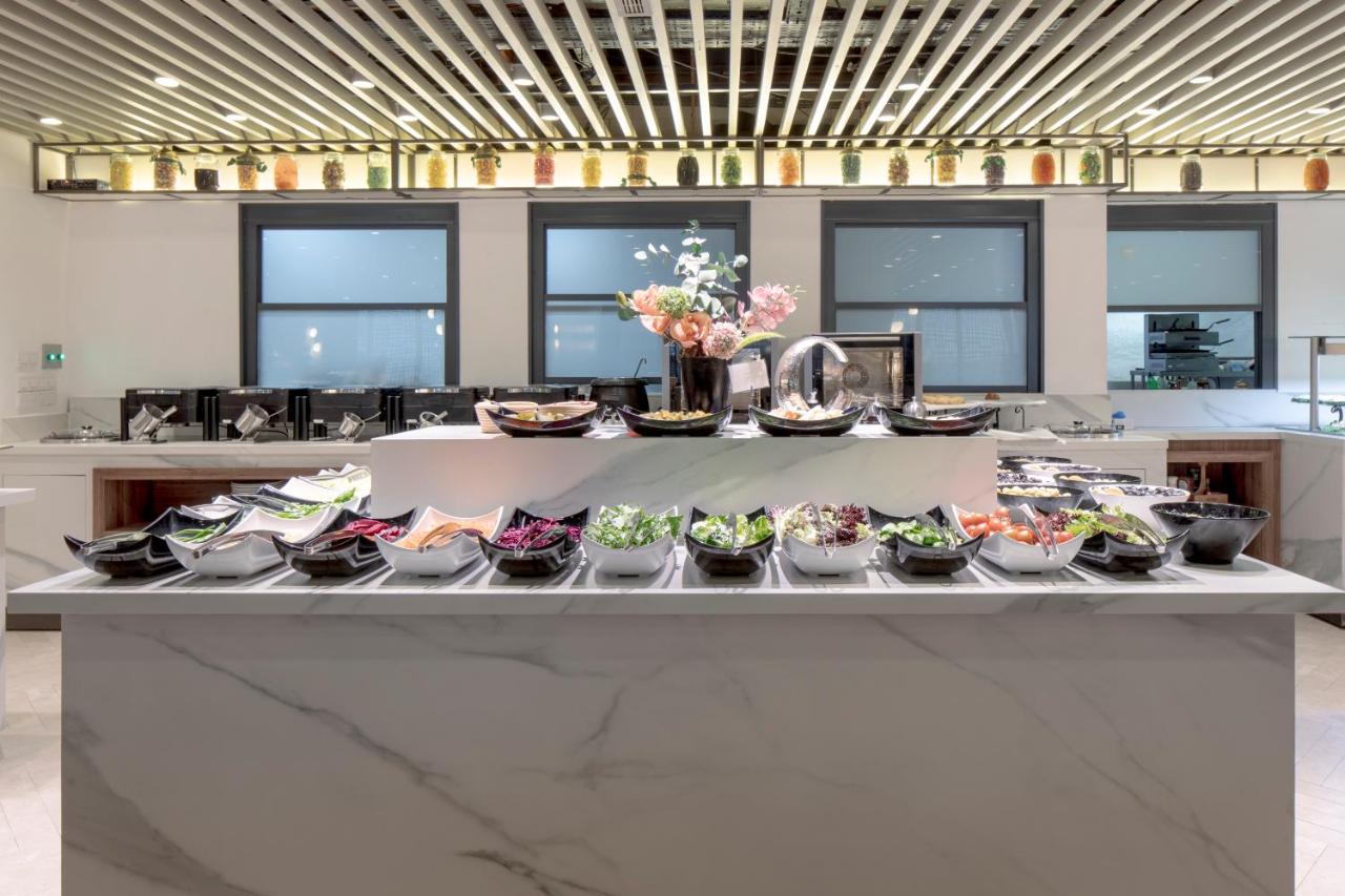 een buffetlijn met schalen vol eten bij Sura Concept Hotel in Istanbul