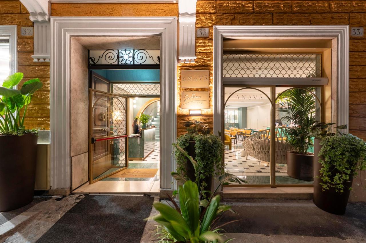 een open deur naar een restaurant met potplanten bij Je Rome Hotel in Rome