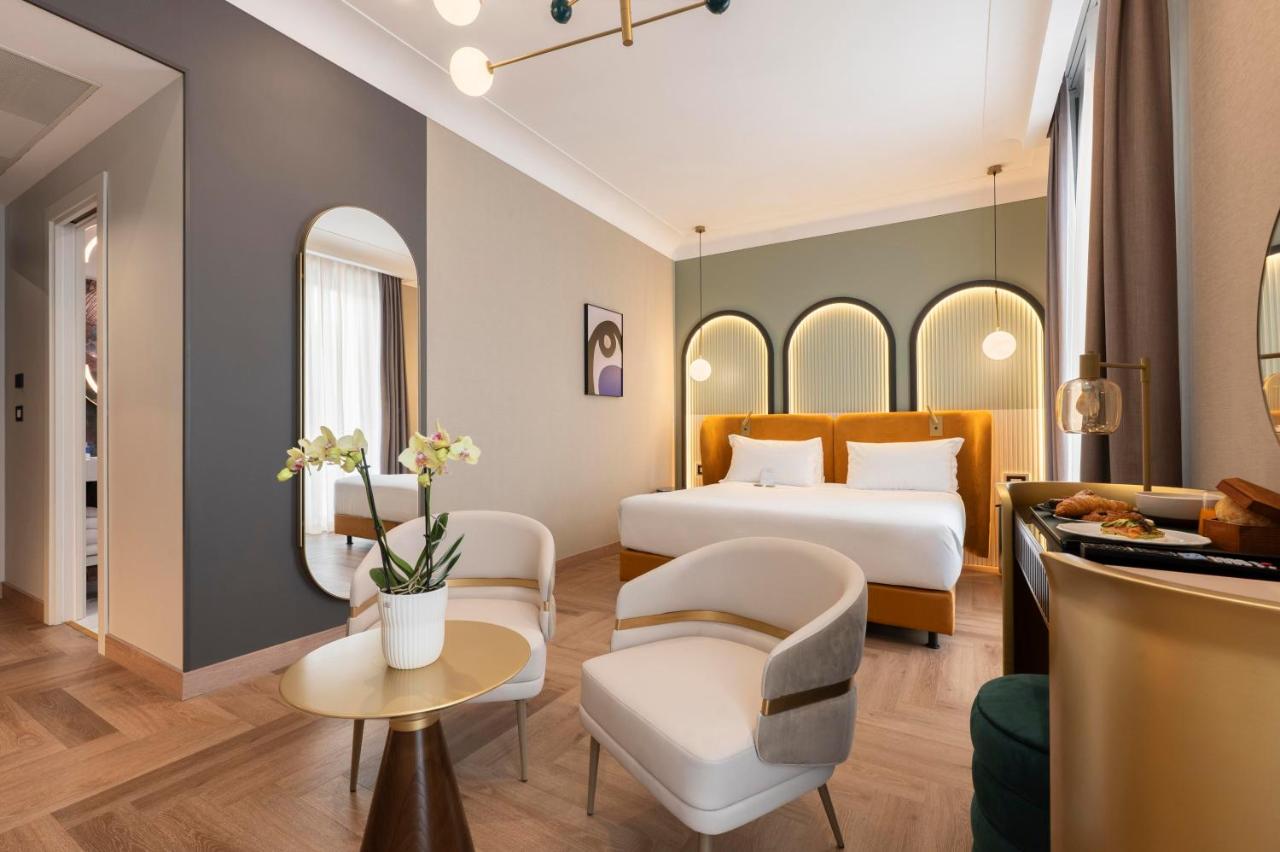 een hotelkamer met een bed en een stoel bij Je Rome Hotel in Rome