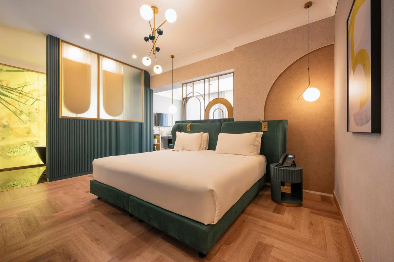een slaapkamer met een groot bed in een kamer bij Je Rome Hotel in Rome