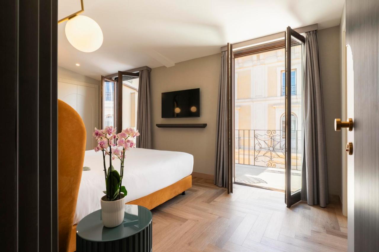 een hotelkamer met een bed en een balkon bij Je Rome Hotel in Rome