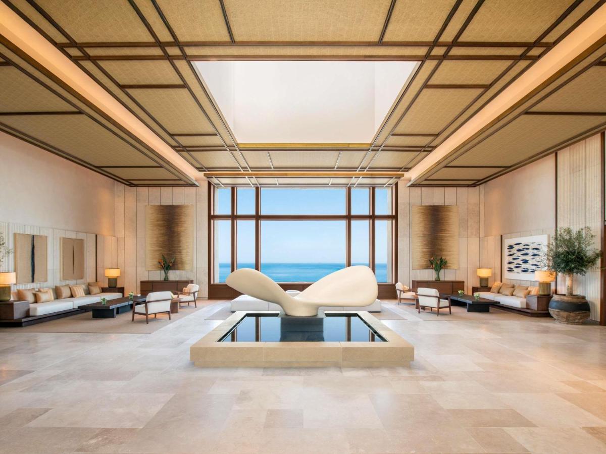 een lobby met een witte stoel en een tafel bij Fairmont La Hacienda Costa del Sol in Alcaidesa