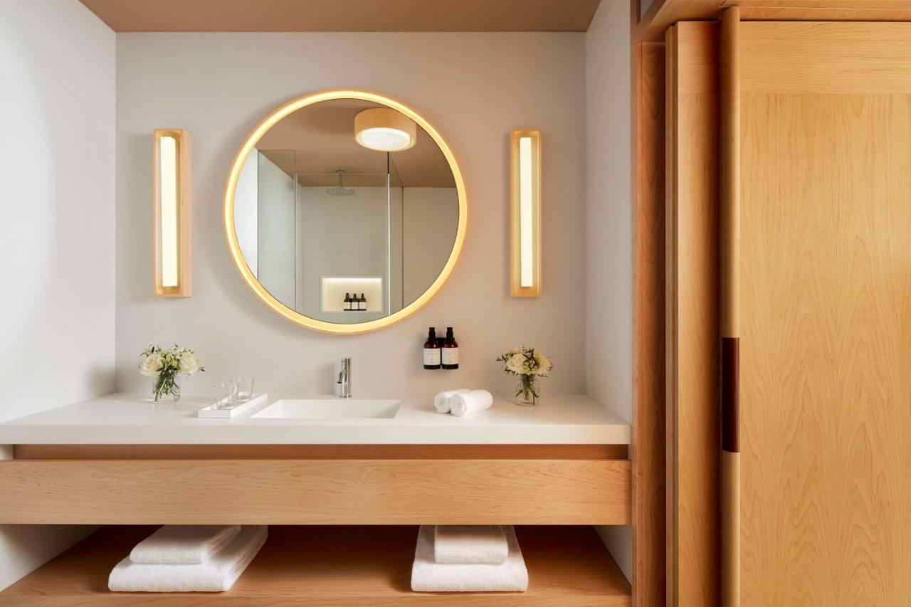 een badkamer met een wastafel en een spiegel bij Tivoli Estela Golf & Lodges Porto in Póvoa de Varzim