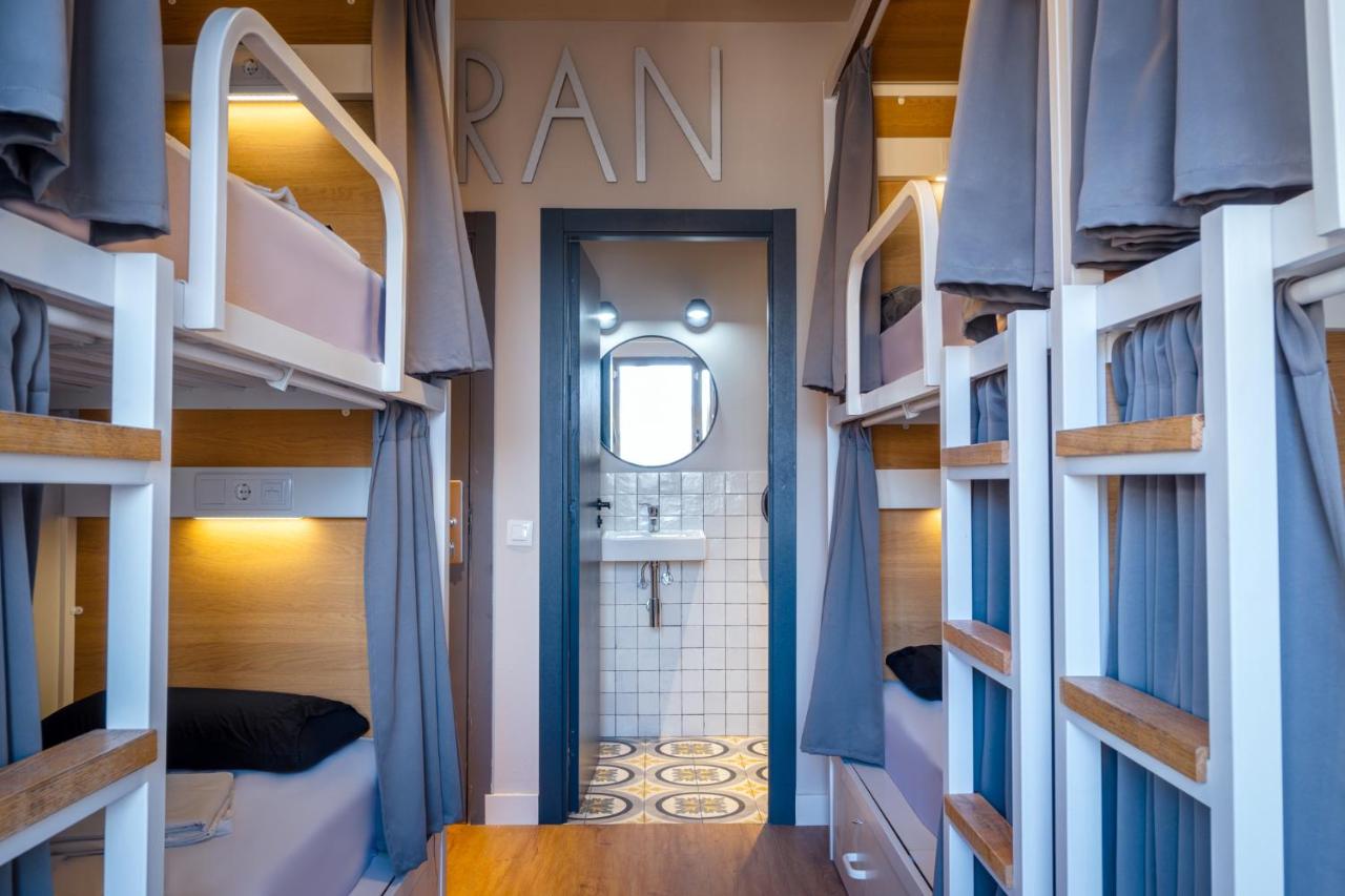 een kamer met stapelbedden en een badkamer bij Factory Hostels Barcelona in Barcelona
