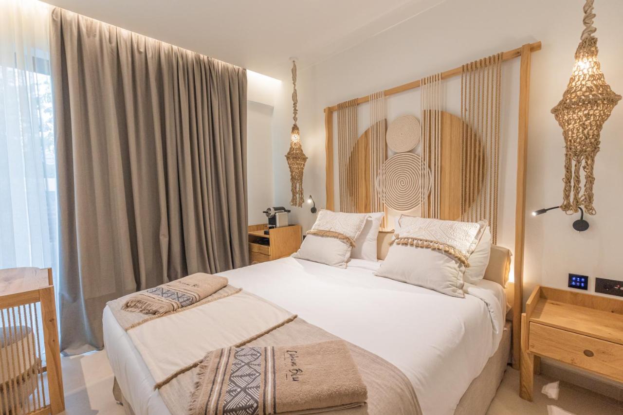 een slaapkamer met twee bedden en een groot raam bij Cabana Blu Lifestyle Boutique Hotel & Suites in Kardamaina