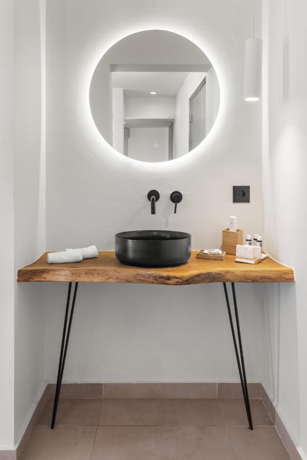 een badkamer met een wastafel en een spiegel bij Cabana Blu Lifestyle Boutique Hotel & Suites in Kardamaina