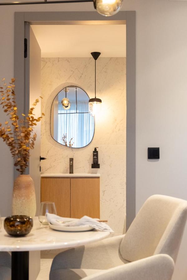 een keuken met een tafel, een stoel en een spiegel bij Nôma Living Icon Apartments in Porto +72 foto's