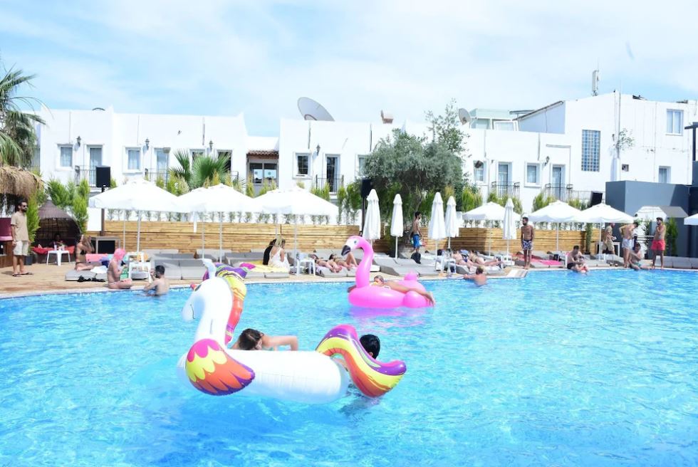 Zwembad omringd door palmbomen — Ladonia Hotels Leo Beach Resort