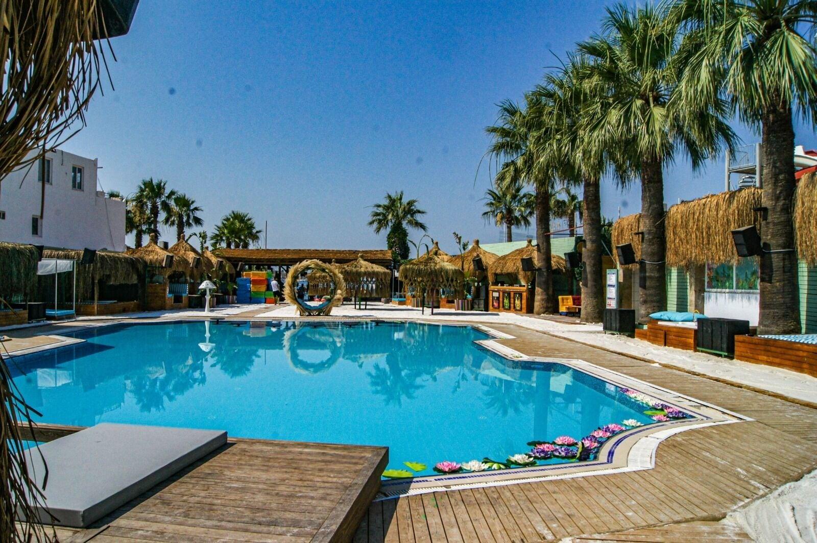 Zwembad omringd door palmbomen — Ladonia Hotels Leo Beach Resort