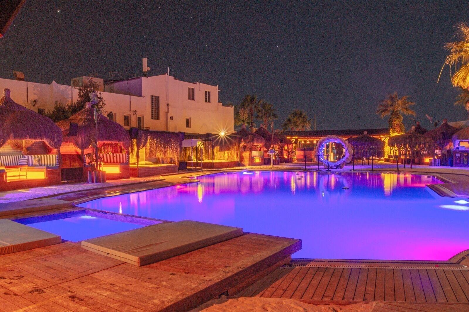 Zwembad omringd door palmbomen — Ladonia Hotels Leo Beach Resort