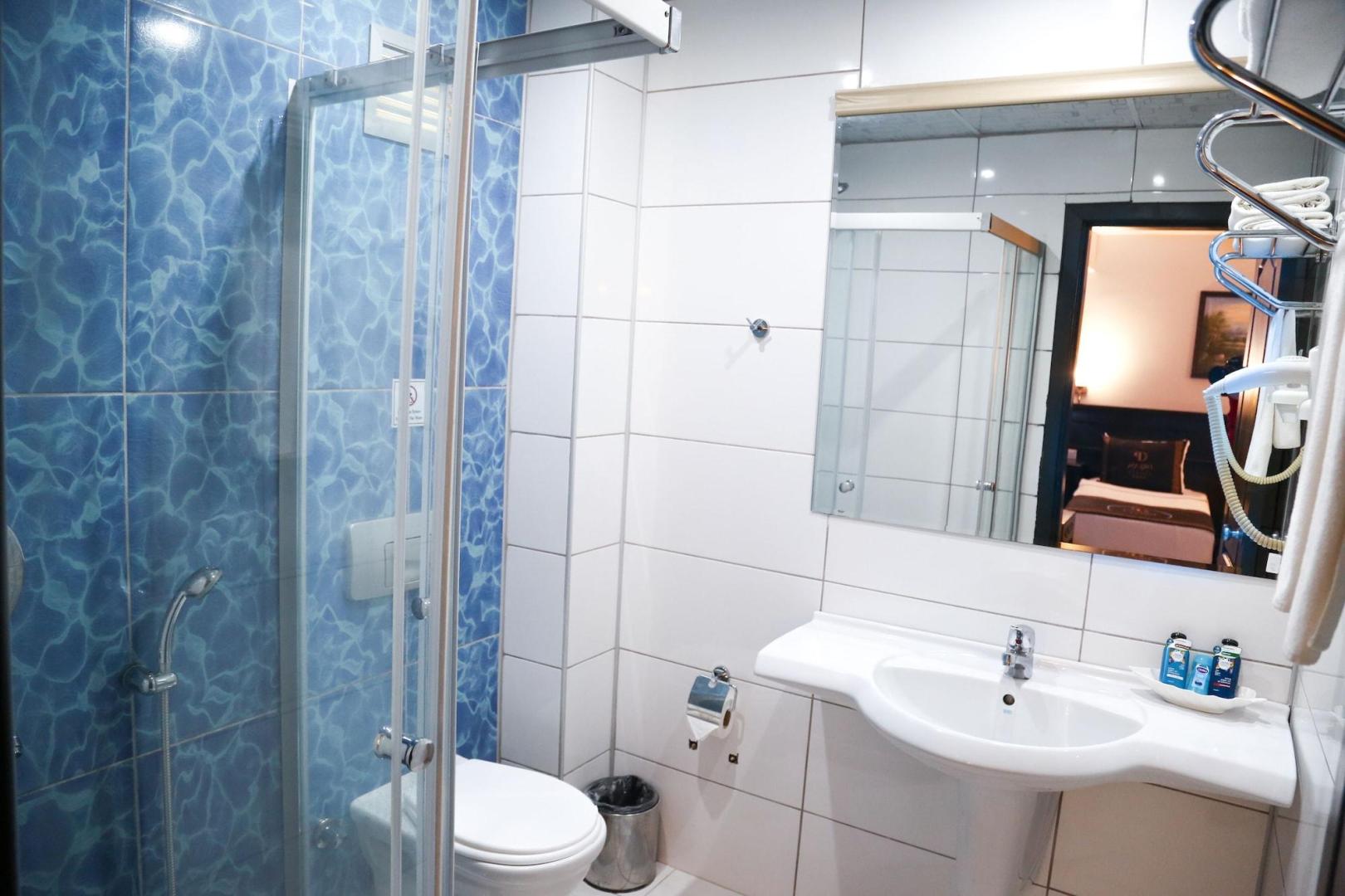 Badkamer met inloopdouche — Ladonia Hotels Leo Beach Resort
