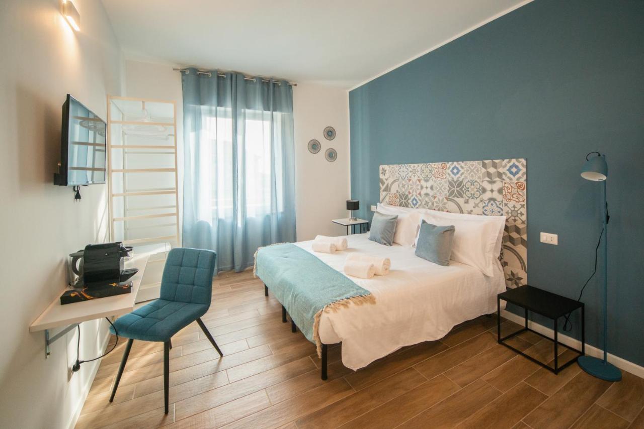 een slaapkamer met een bed, een bureau en een stoel bij Casa Stazione in Verona +20 foto's