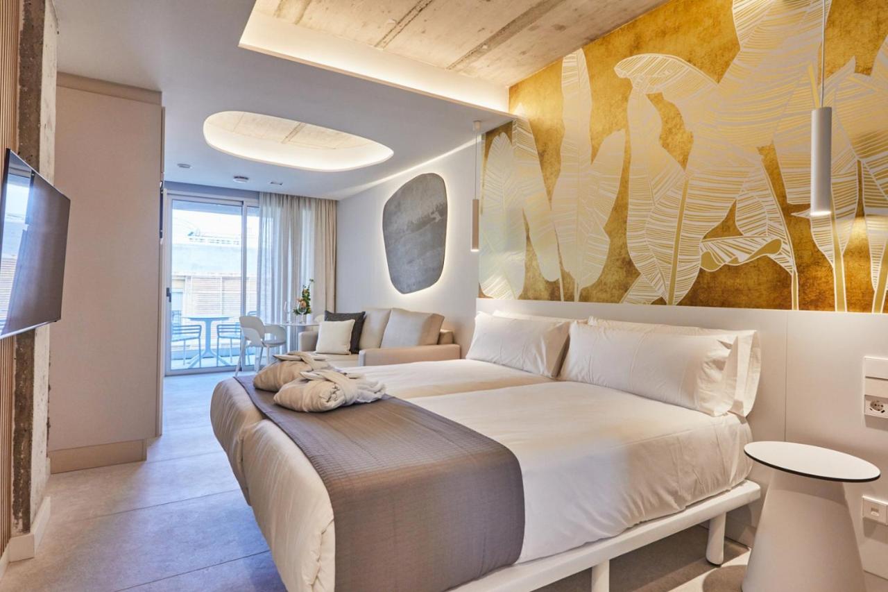 een slaapkamer met een groot bed en een schilderij aan de muur bij Silken Atlantis Suites - Holiday Homes in Las Palmas 