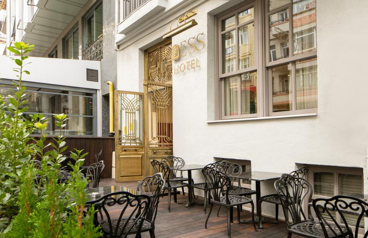 een terras met tafels en stoelen voor een gebouw bij Ess Hotel in Istanbul