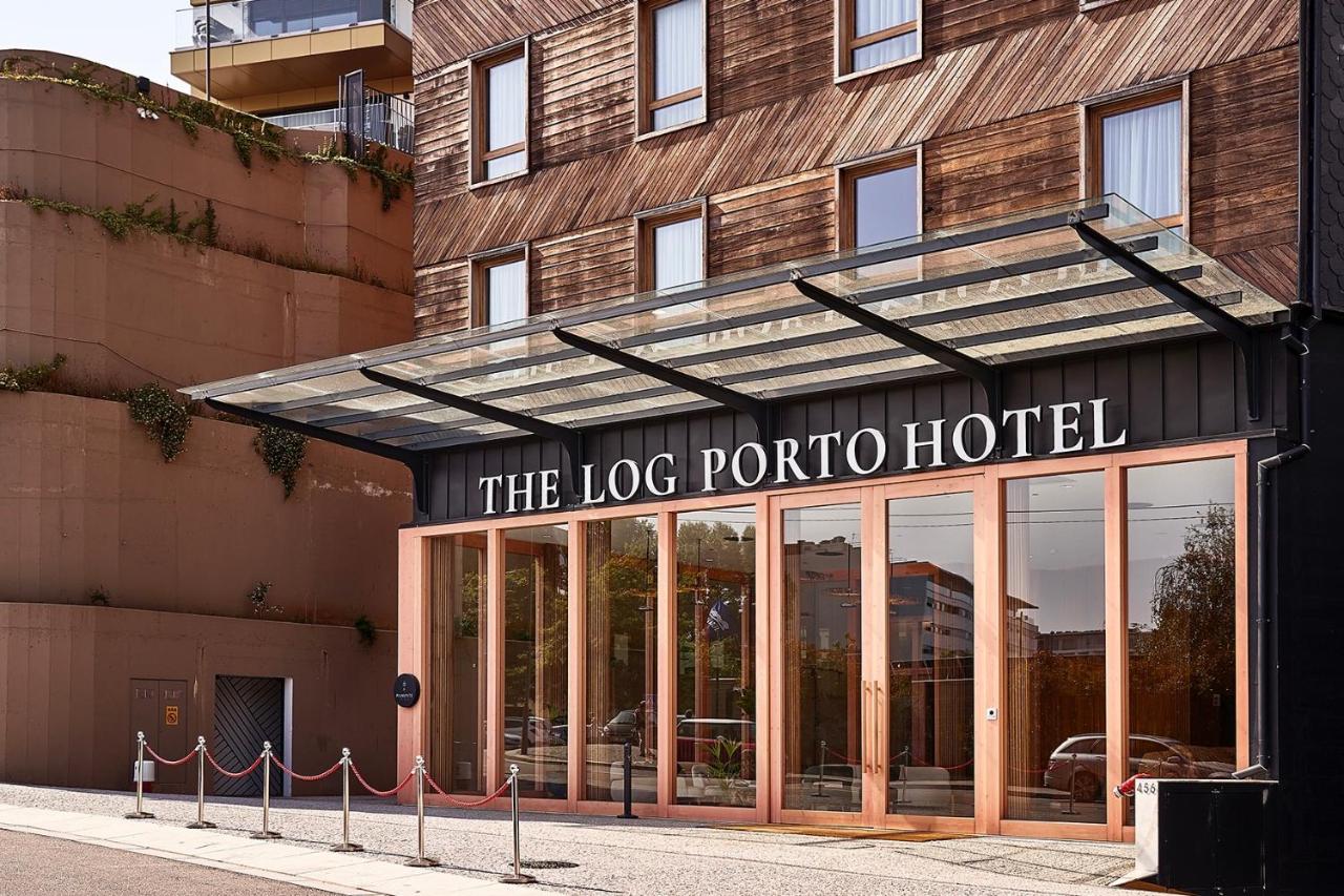 een hotel met een uithangbord aan de voorkant van een gebouw bij The Log Porto Hotel by Piamonte Hotels in Porto