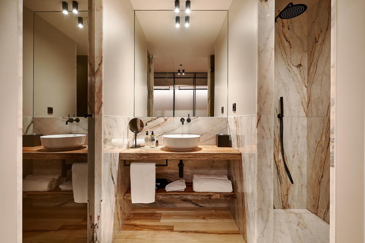 een badkamer met twee wastafels en een grote spiegel bij The Log Porto Hotel by Piamonte Hotels in Porto
