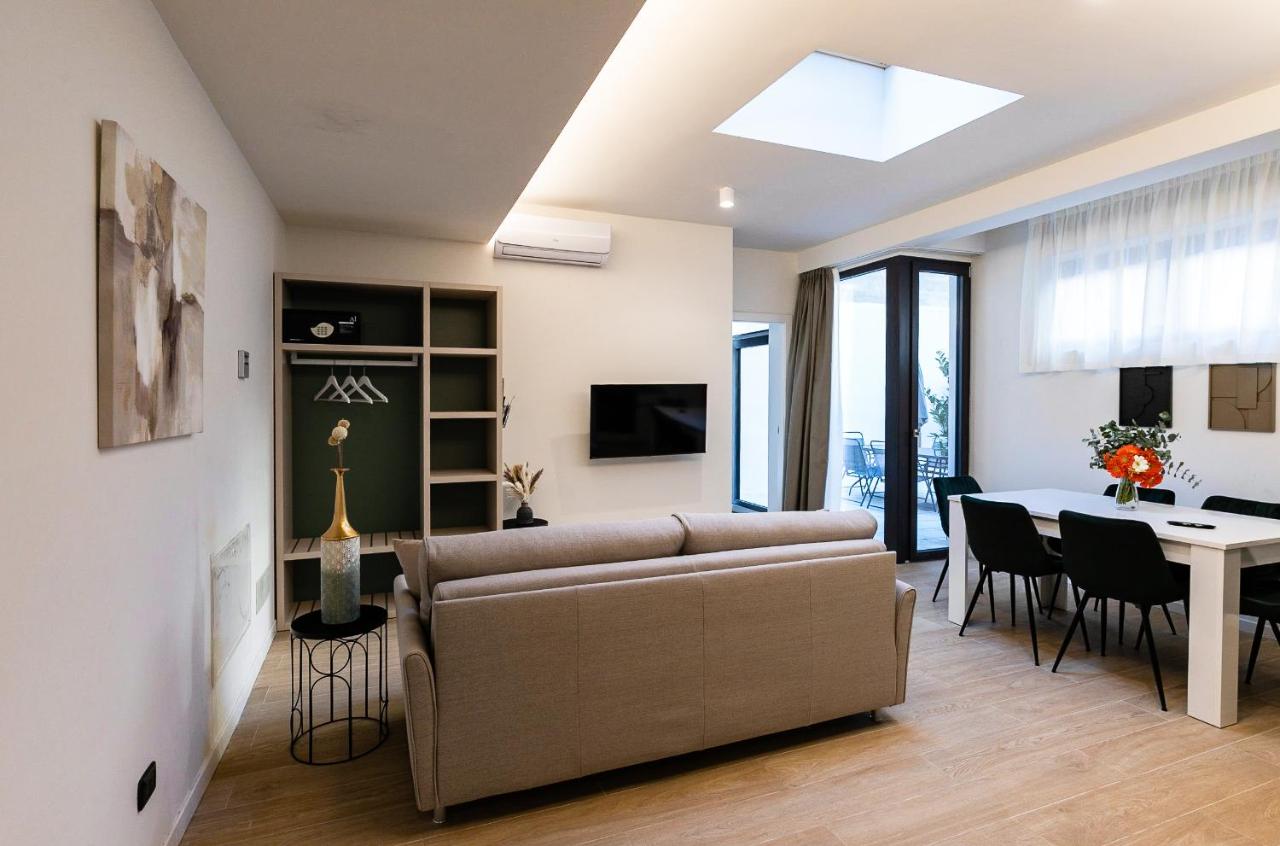 een woonkamer met een bank en een eetkamer bij Aiello Hotels - CityLife Apartments in Milaan