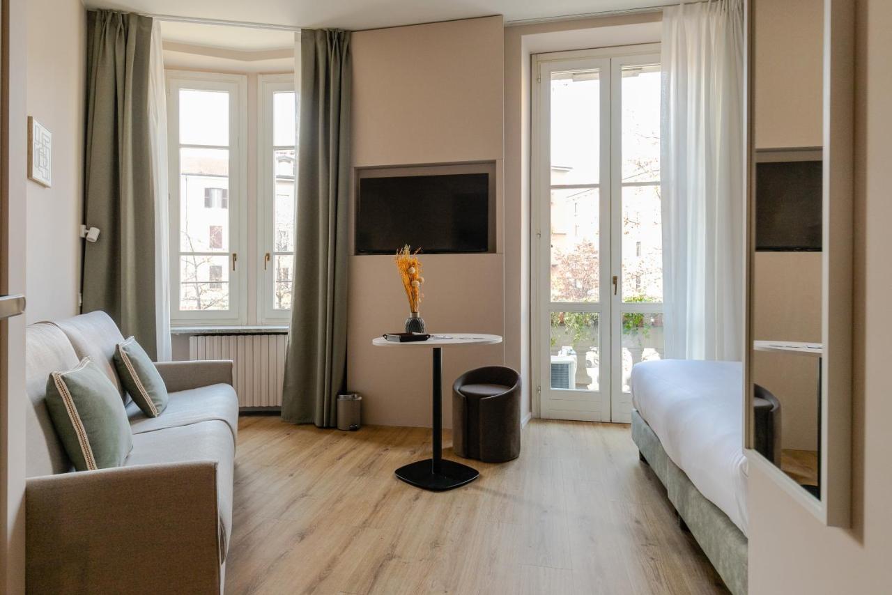 een woonkamer met een bank en een tafel bij Aiello Hotels - Isola Design District in Milaan
