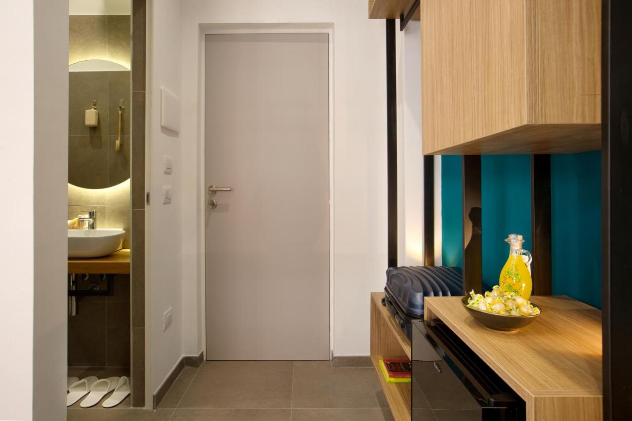 een badkamer met een wastafel, een toilet en een spiegel bij MARE FUORI ROOMS in Piano di Sorrento