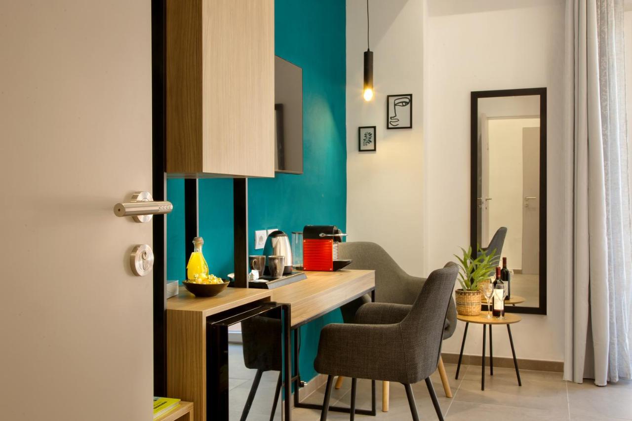 een keuken met een bureau en stoelen in een kamer bij MARE FUORI ROOMS in Piano di Sorrento +23 foto's
