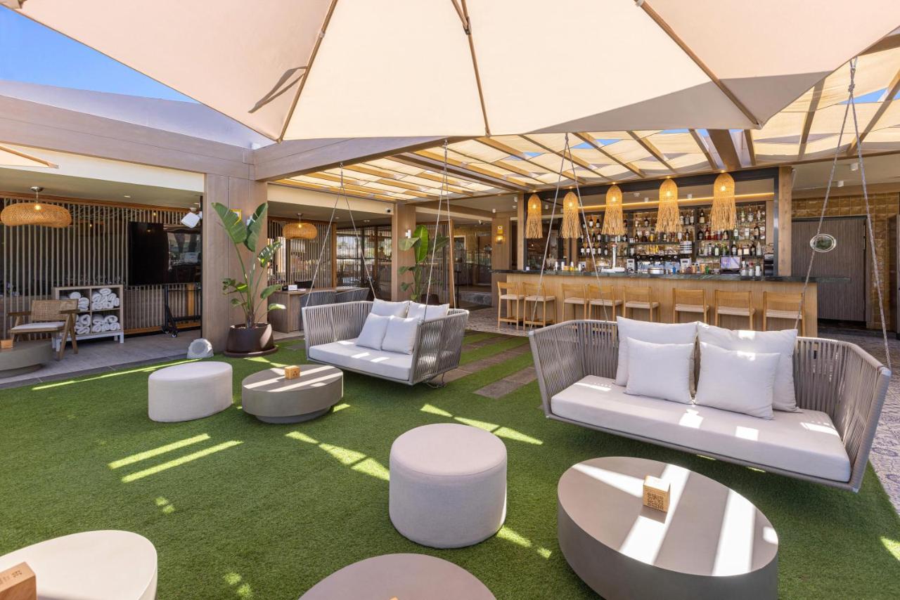 een lobby met wit meubilair en een bar bij Maspalomas Villas by Dunas - Adults Only in Maspalomas