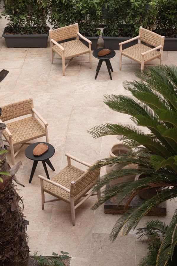 een groep banken en tafels op een terras bij The Sanctuary Urban Retreat in Rome