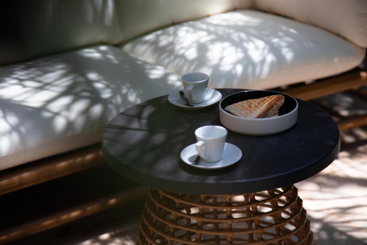 een tafel met een broodkom en twee kopjes erop bij The Sanctuary Urban Retreat in Rome