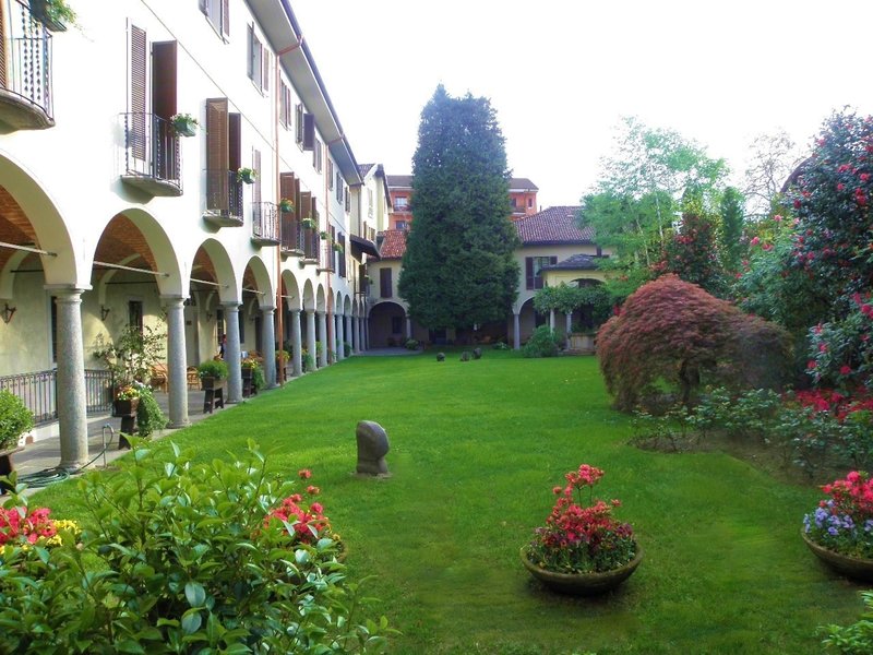 Il Chiostro, Intra