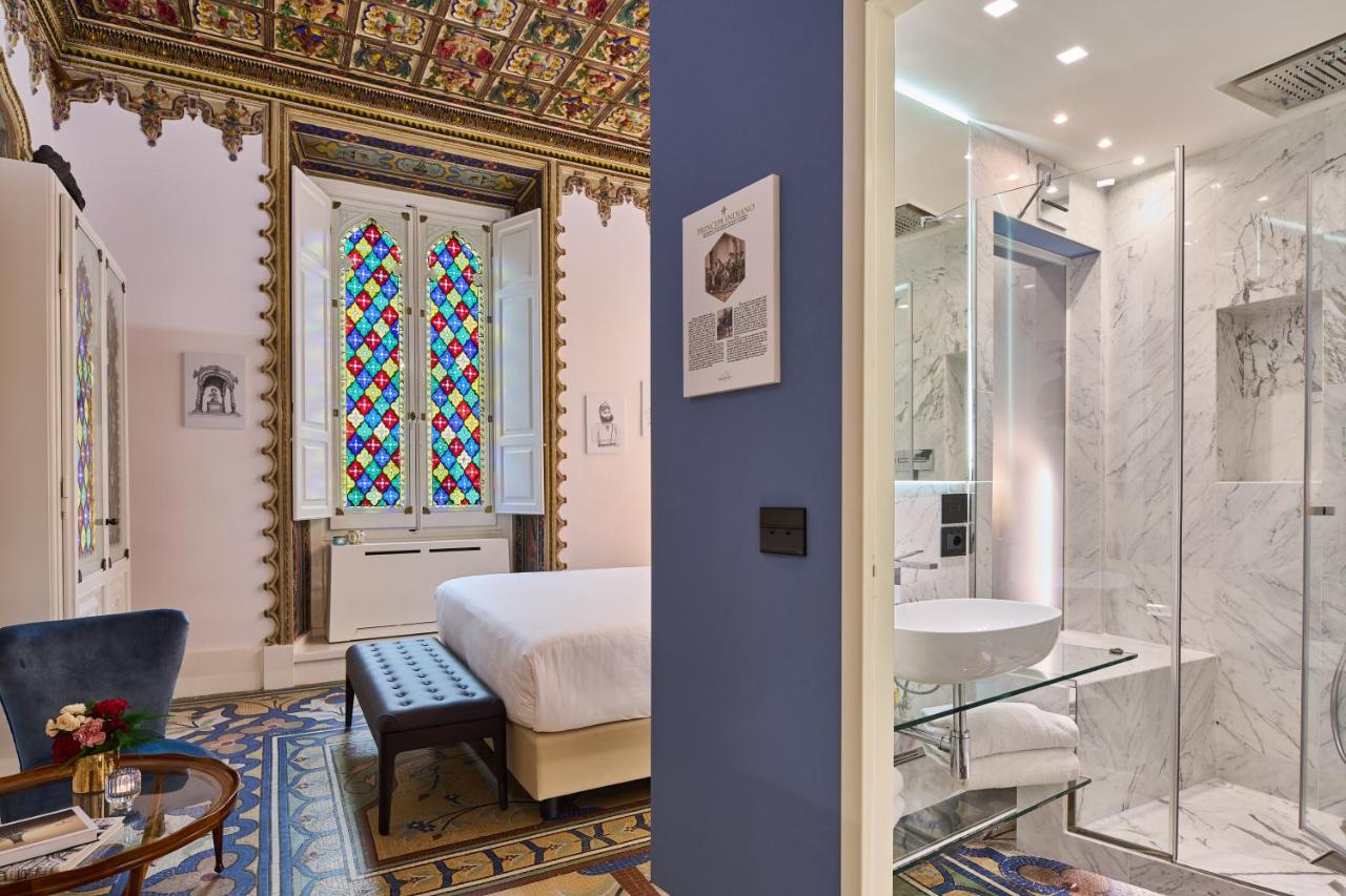 een slaapkamer met een bed, een douche en een wastafel bij Duomo Luxury Florence in Florence