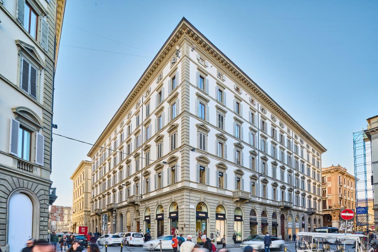 een groot wit gebouw in een stadsstraat bij Duomo Luxury Florence in Florence