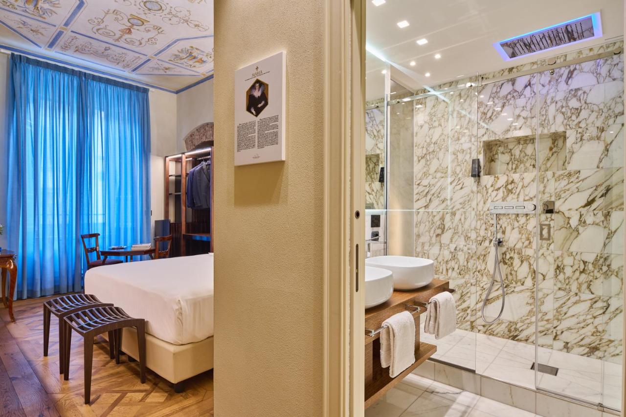 een hotelkamer met een bed en een douche bij Duomo Luxury Florence in Florence +89 foto's